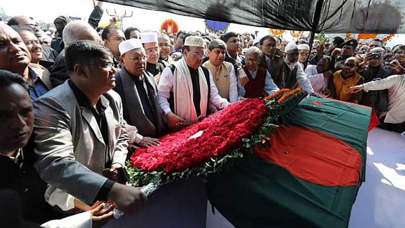 Awami League leaders are seen paying respect to Syed Ashraful Islam on Sunday. Photo: Dipu Malakar