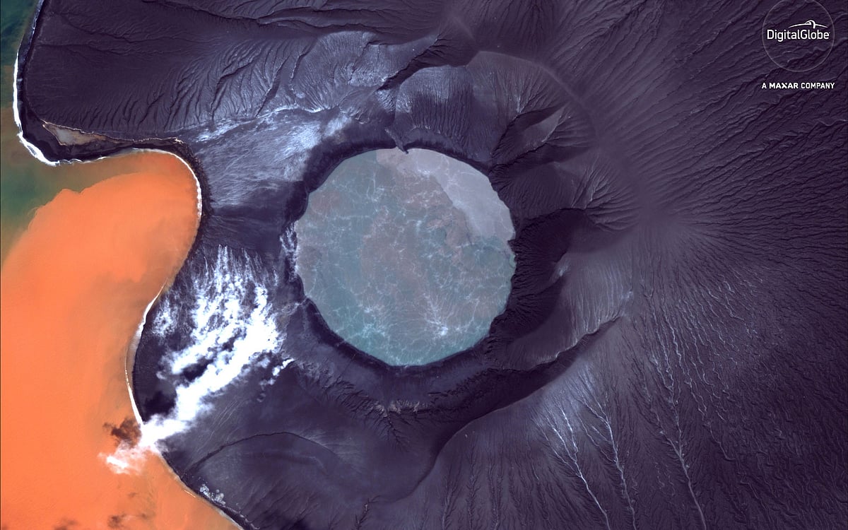 Anak Krakatau volcano and the closeup of the crater, following the large eruption on 22 December 2018, are seen in Indonesia, in this DigitalGlobe satellite image from 11 January 2019. Photo: Reuters