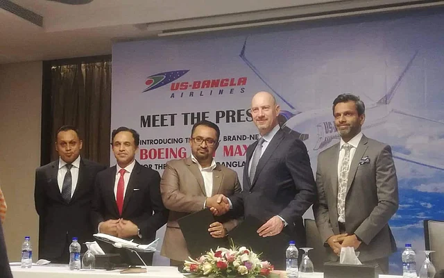 US-Bangla Airlines CEO Imran Asif (3rd L) and AerCap’s chief executive officer and chief commercial officer Philip Scruggs shakes hand at the media conference. Photo: UNB