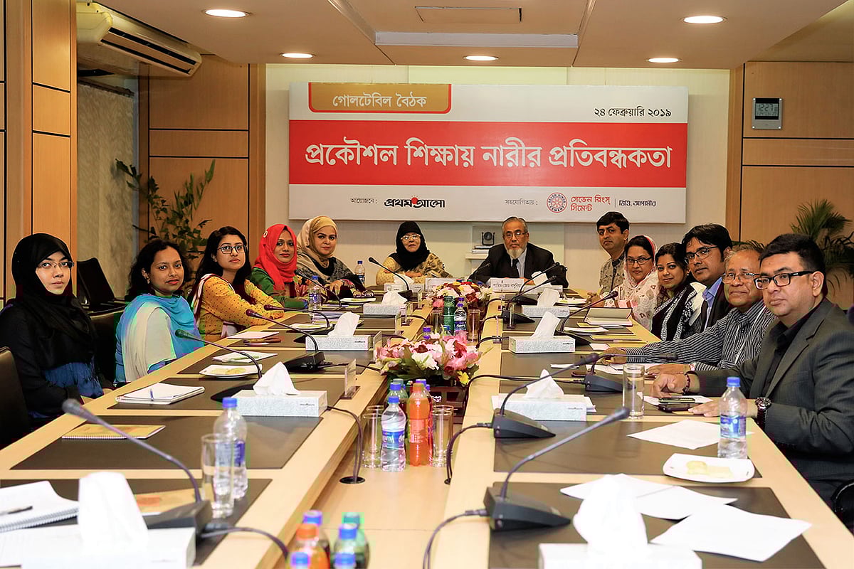 Participants pose for a photograph in Prothom Alo round table on obstacles of women engineering education on Sunday. Photo: Prothom Alo
