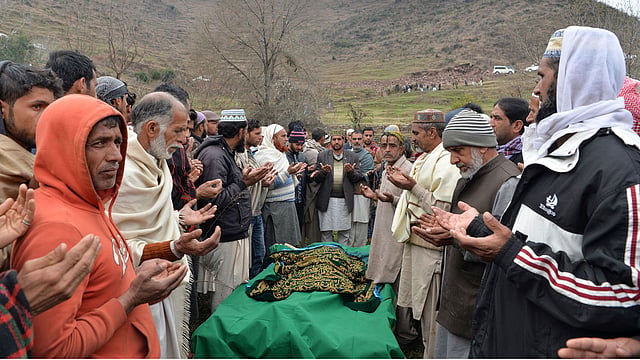 Mourners pray as they pay their respect to a 33-year-old woman killed by a mortar shelling at Chhajla village in Mendhar near the Line of Control (LoC) border with Pakistan on 1 March, 2019. Photo: AFP