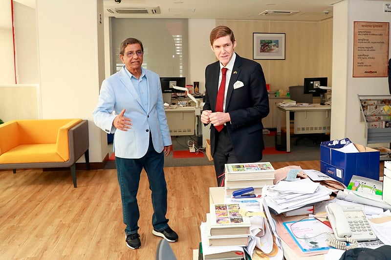 The US ambassador in Dhaka, Earl R Miller, is received by Prothom Alo editor Matiur Rahman at Prothom Alo office in Dhaka on 31 March. Photo: Shuvra Kanti Das