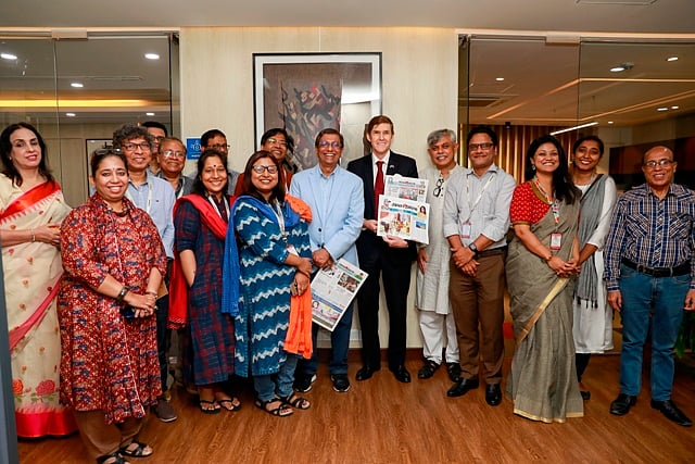 The US ambassador in Dhaka, Earl R Miller (6th From right), visits Prothom Alo office at Karwan Bazar on 31 March. Photo: Shuvra Kanti Das