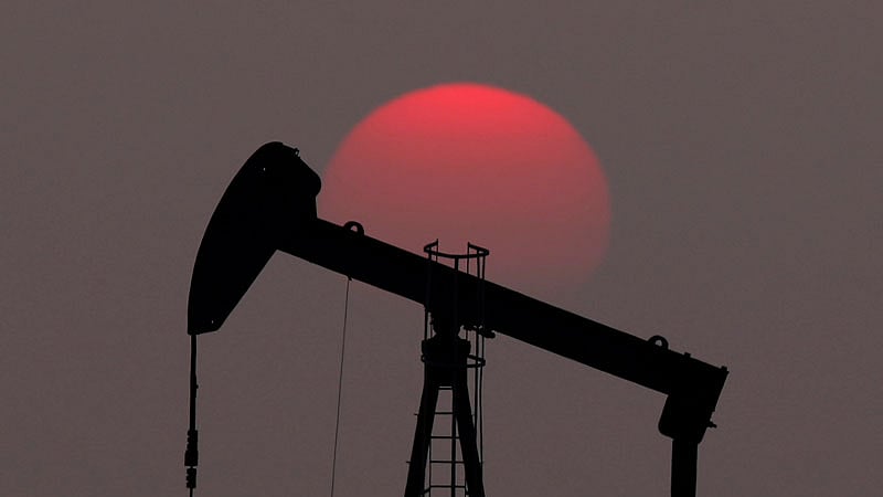 Oil-hungry Asian nations pounce on low prices to build stockpiles