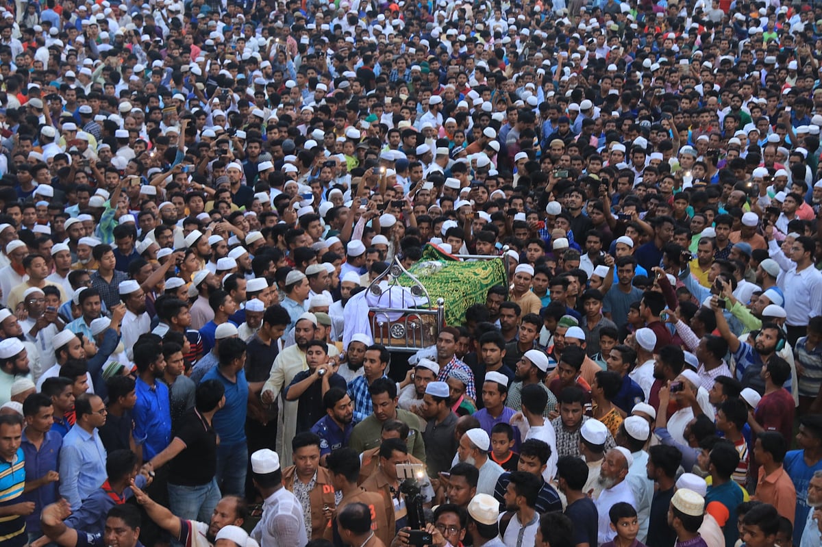 Madrasa girl Nusrat Jahan Rafi who died after being set on fire was laid to eternal rest at her village home in Sonagazi upazila of Feni on Thursday evening. Photo: Prothom Alo