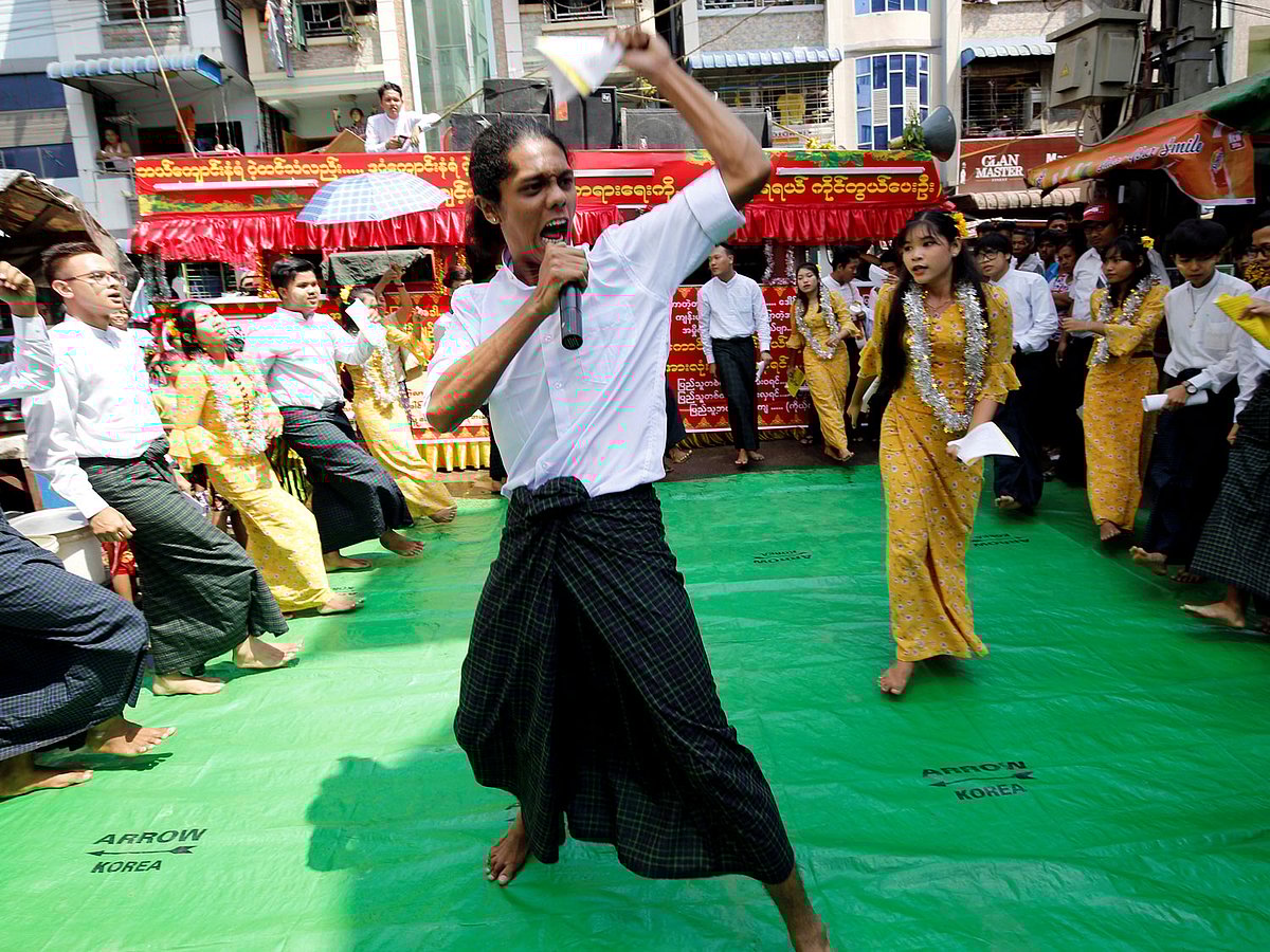 Students from Dagon University perform Burmese traditional slam poetry or thangyat during Burmese New Year in Yangon, Myanmar, on 13 April 2019. Photo: Reuters