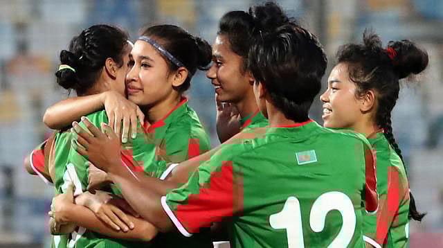 Bangladeshi players celebrate goal against UAE in Bangamata Gold Cup Football at Bangabandhu National Stadium on Monday. Photo: Prothom Alo