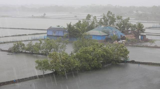 Strong winds in Koyra, Khulna due to effects of cyclonic storm Fani on 3 May, 2019. Photo: Shuvra Kanti Das