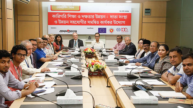 Participants pose for a photograph at a roundtable on technical education at Karwan Bazar’s CA Bhaban on Wednesday. Photo: Prothom Alo