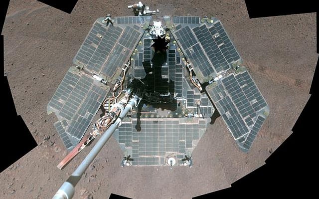 A self-portrait of NASA’s Mars Exploration Rover Opportunity, a combination of multiple frames taken by Opportunity’s panoramic camera (Pancam) during 22 March through 24 March 2014 on planet Mars is seen in this NASA/JPL-Caltech image released on 17 April 2014. Photo: Reuters