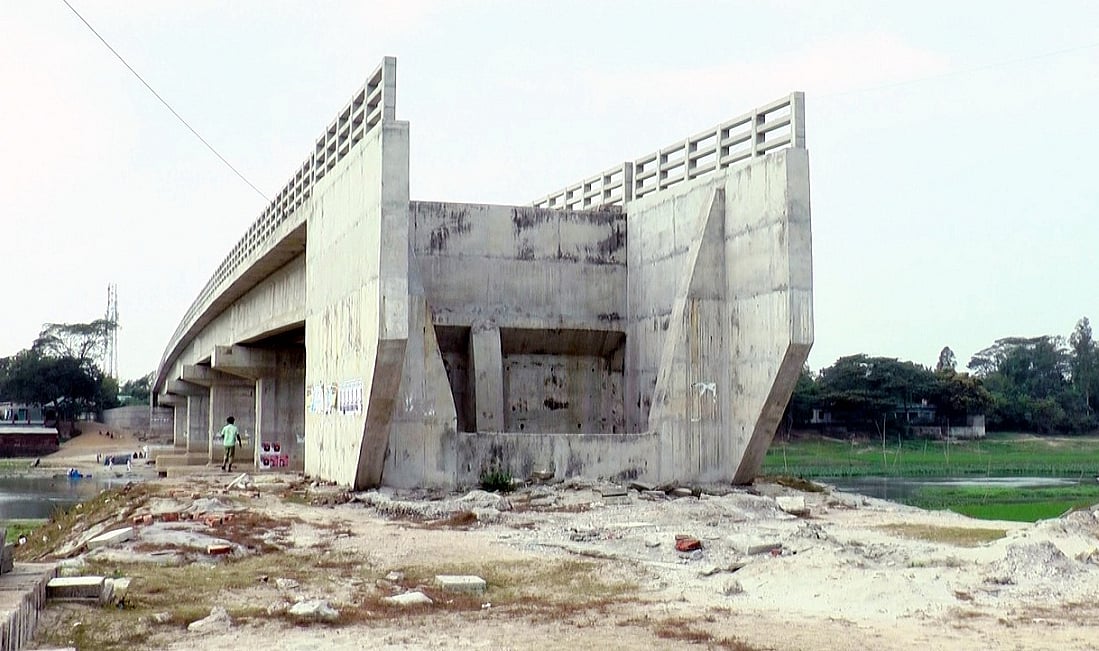 The incomplete bridge over the Pagla river in Krishnagar union of Brahmanbaria. Photo: UNB