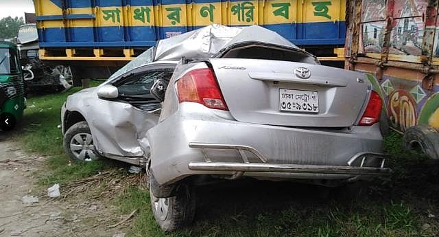 Two people were killed in a road accident by the Hatikumrul-Banpara highway at Harinchara Bazar of Ullapara upazila of Sirajganj on Thursday morning. Photo: Prothom Alo