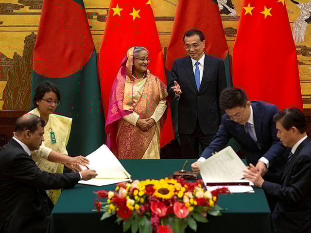 Bangladeshi prime minister Sheikh Hasina (R) and Chinese premier Li Keqiang attend a welcome ceremony outside the Great Hall of the People in Beijing, China, on 4 July 2019. Photo: Reuters