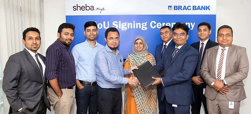 BRAC Bank’s head of digital banking and e-commerce Siraj Siddiquey and Sheba Platform Limited’s chief financial officer Md Jahir Uddin signs an MoU on behalf of their respective organisations on Monday. Photo: Collected