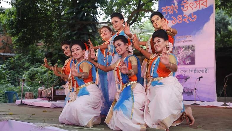 Cultural organisation Satyen Sen Shilpi Gosthi artistes perform at Dhaka University’s Bakul Tala to welcome autumn on 6 September, 2019. Photo: Sabina Yesmin