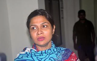 Investigation officer Rajesh Barua interrogates Shimla over her ex-husband Polash Ahmed`s attempt to hijack a flight of Biman Bangladesh Airlines on 24 February. The interrogration takes place at CTTC`s Chattogram unit on Thursday. Photo: Prothom Alo