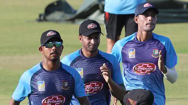 Mosaddek Hossain (L), Shakib Al Hasan (C) and Shafiul Islam in the practice session. Photo: Prothom Alo
