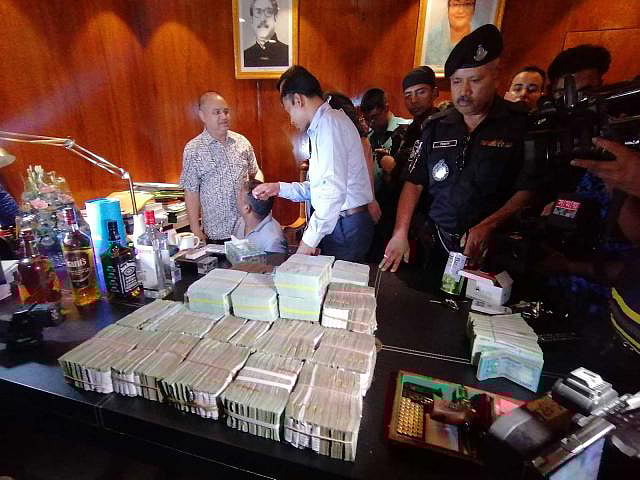 Rapid Action Battalion arrests Jubo League central committee leader SM Golam Kibria Shamim and recovers huge amount of money from his office in Niketan area of Dhaka on 20 September, 2019. Photo: Sazid Hossain