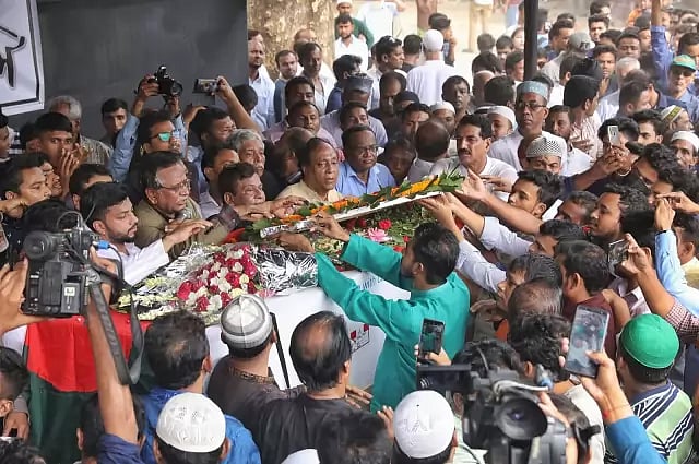 People pay tribute to freedom fighter Sadeque Hossain Khoka on the premises of National Shaheed Mina. Photo: Saiful Islam