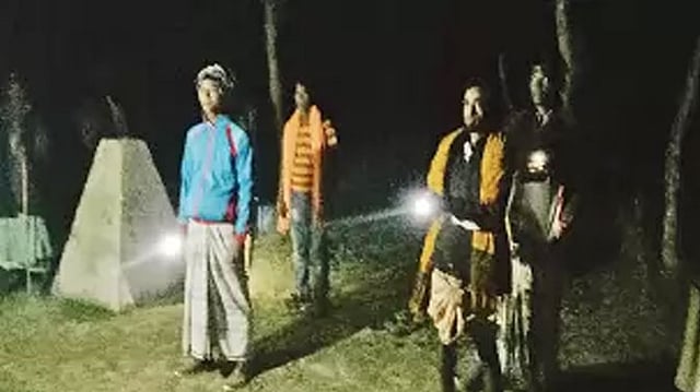 Villagers on guard at Rajshahi’s Charkhanpur border fearing intrusion of Indian nationals. Photo: Prothom Alo
