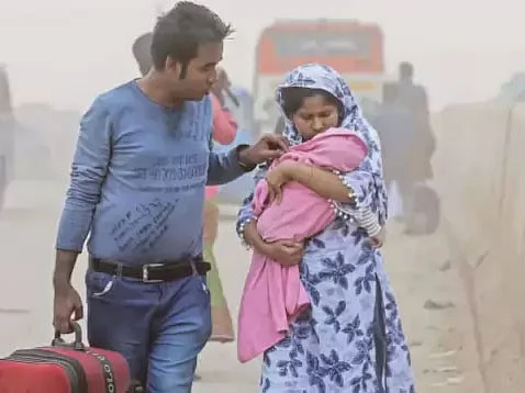 Man and his wife with a baby walks in dangerously polluted air in Dhaka. Prothom Alo File Photo