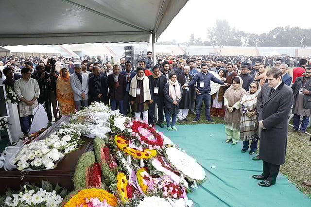 US ambassador Earl Robert Miller pays tribute to Sir Fazle Hasan Abed at Army Stadium, Dhaka on 22 December 2019. Photo: Dipu Malakar
