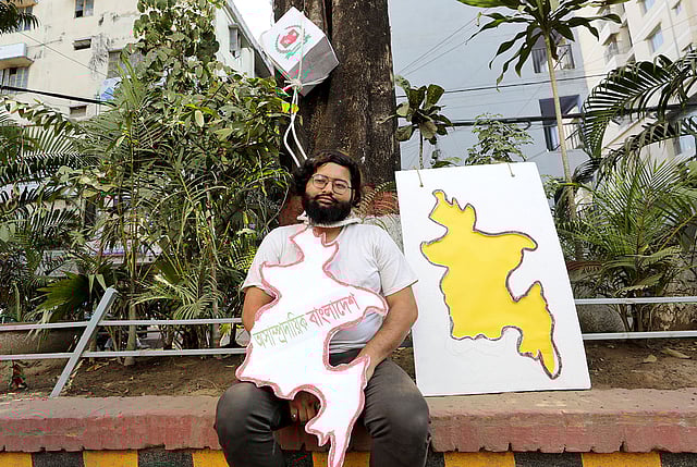 A section of students under the banner of ‘Socheton Chhatra Samaj’ organised a human chain demanding deferment of election date of Dhaka north and south city corporations’ elections for Sarasati Puja. A student displays a symbolic photo of hanging non-communal Bangladesh. The photo was taken from in front of Chattagram Press Club on 17 January. Photo: Saurav Das.