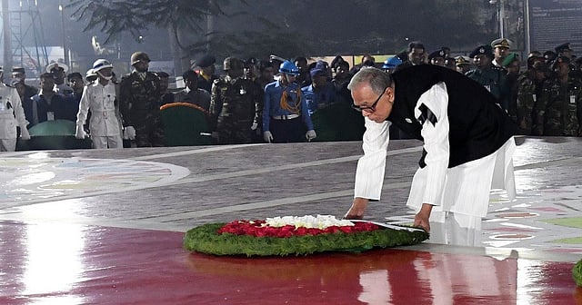 President Abdul Hamid pays homage by placing wreaths at the Central Shahid Minar. Photo: UNB