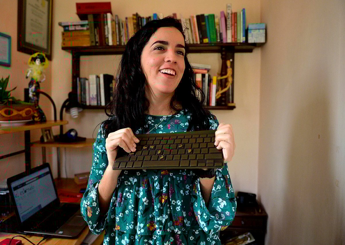 Cuban journalist of independent media El Estornudo, Monica Baro, shows her Latin American journalism award Gabo, at her home in Havana, on 23 January 2020. Photo: AFP