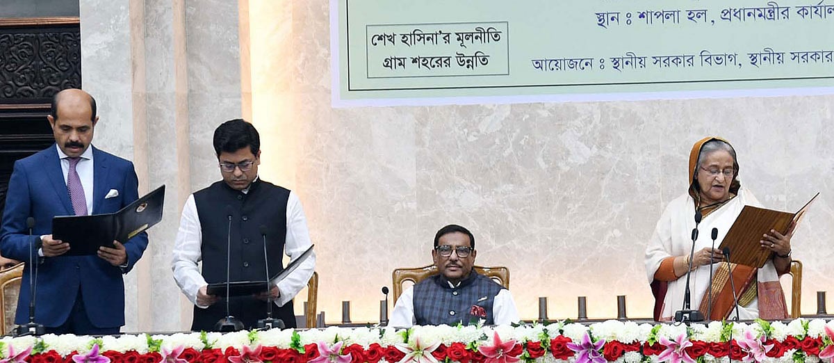 Prime minister Sheikh Hasina administers the sworn in of Dhaka North City Corporation mayor (L) Sheikh Fazle Noor Taposh and Dhaka South City Corporation mayor Atiqul Islam at the Prime Minister’s Office, Dhaka on 27 February 2020. Photo: PID