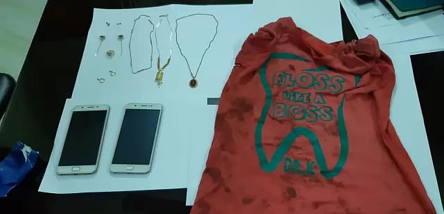 Blood-stained T-shirt, mobile phones and jewelry. Photo: Collected