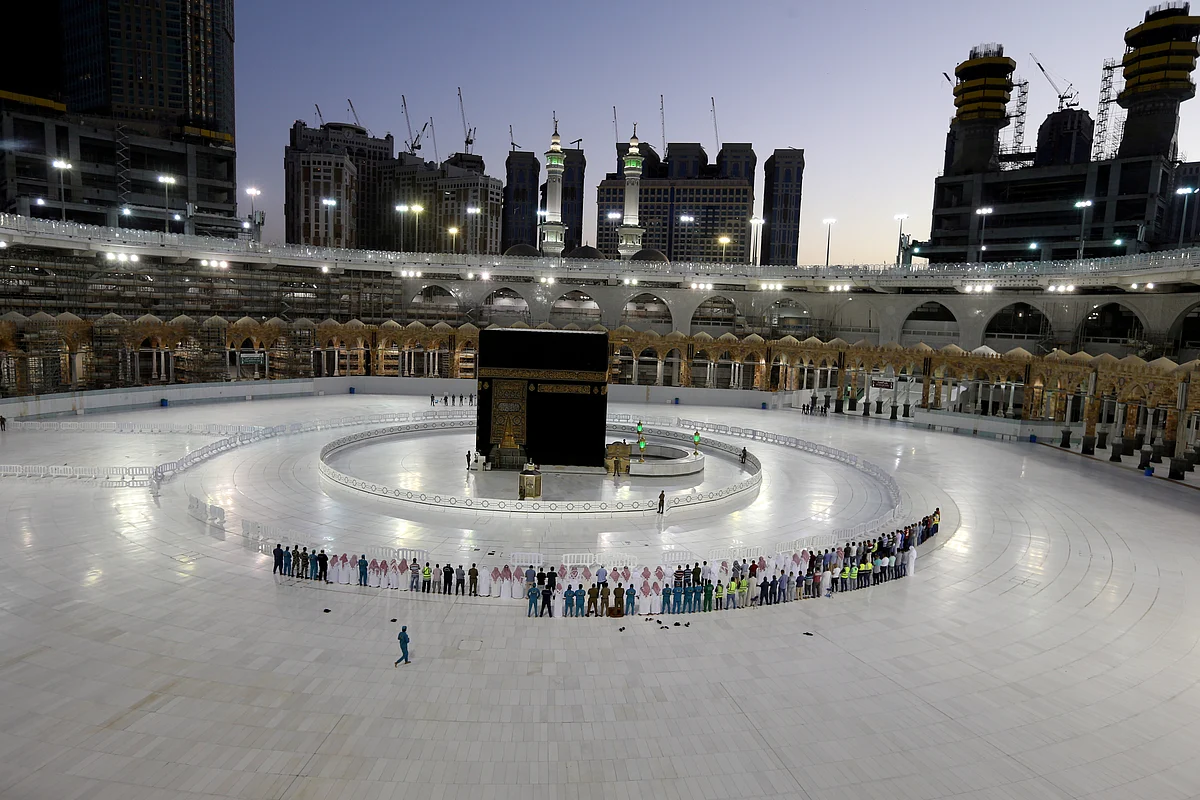 Worshippers perform Taraweeh prayer at Kaaba in the Grand Mosque on the first day of the holy month of Ramadan during the outbreak of the coronavirus disease (COVID-19), in the holy city of Mecca, Saudi Arabia 24 April 2020.