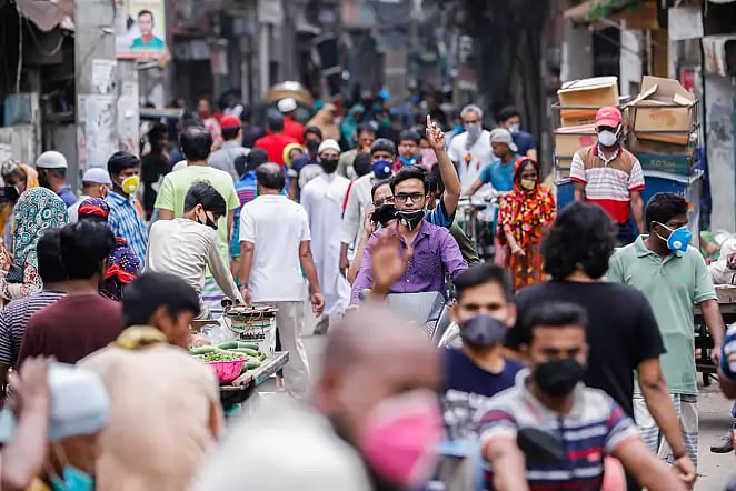 People crowd on a road defying social distancing rules amid coronavirus lockdown in Narinda, Dhaka, 20 April 2020.