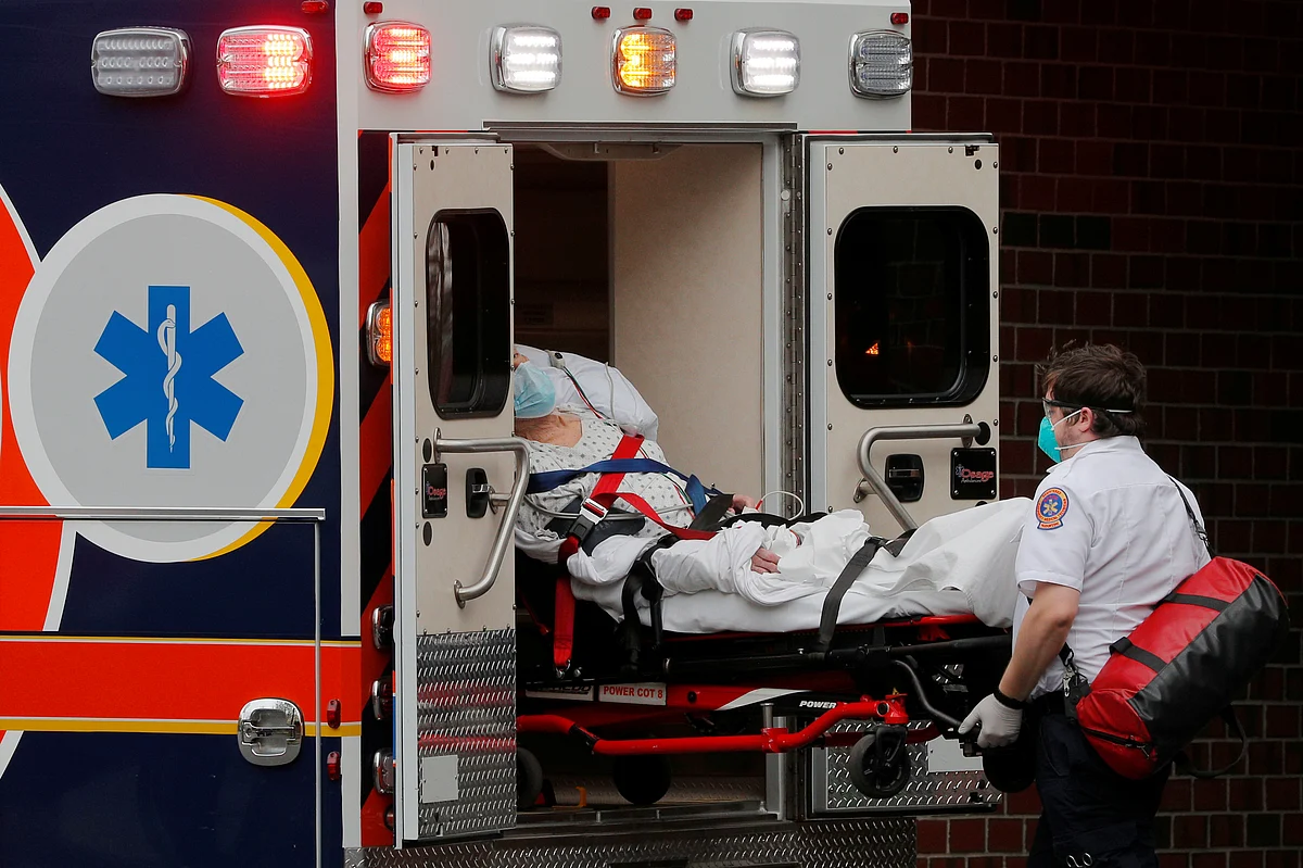 Medics transport a patient who has tested positive for the coronavirus disease (COVID-19) at Eastpointe Rehab and Skilled Care Center in Chelsea, Massachusetts, US, 17 April , 2020. Photo: Reuters.