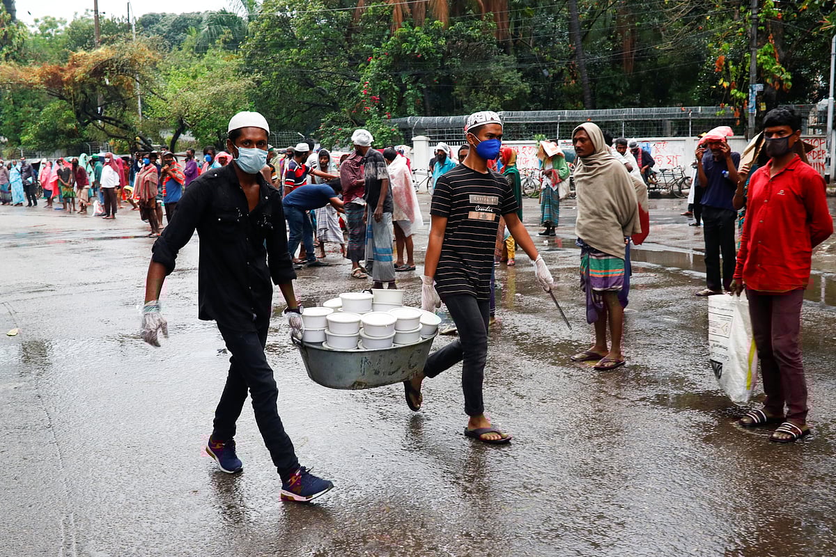 Volunteers carry iftar meals to distribute among poor people during ramadan amid the coronavirus disease (COVID-19) outbreak in Dhaka, Bangladesh, 28 April 2020.