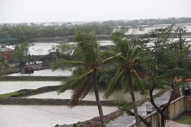 Cyclone Amphan hits Bangladesh coastline