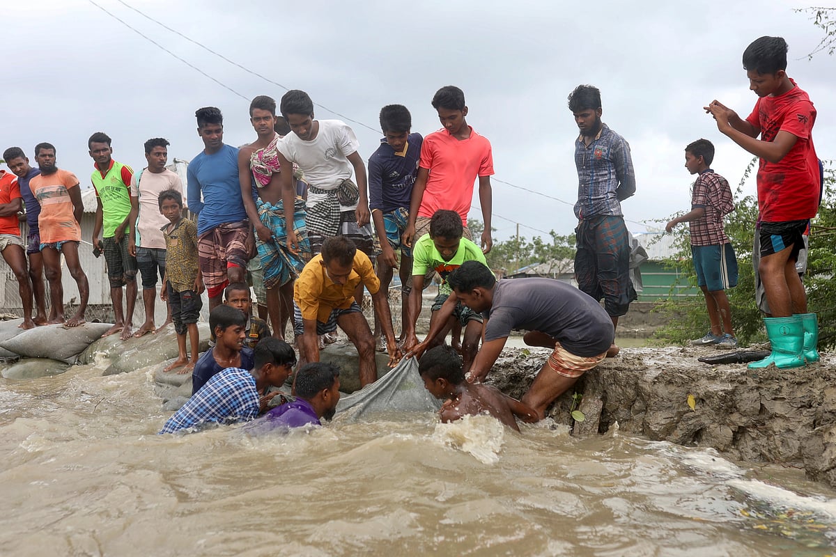 Local people try to enforce the embankment before the cyclone Amphan makes its landfall in Gabura outskirts of Satkhira district, Bangladesh 20 May, 2020. Photo: Reuters