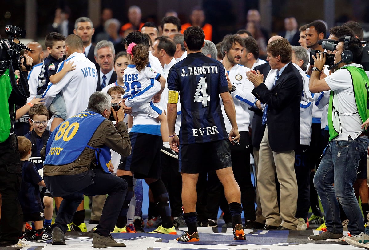 Inter Milan captain Javier Zanetti celebrates with his team mates after a 4-1 victory over Lazio in his last match at the San Siro stadium 10 May 2014.