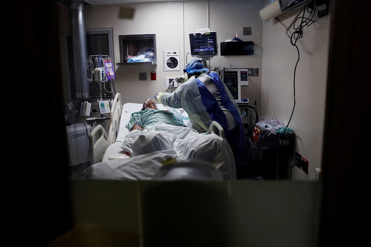 Paula Johnson, a registered nurse, administers a deep suction tube into the lungs of a coronavirus disease (COVID-19) positive patient, in the intensive care unit of Roseland Community Hospital on the South Side of Chicago, Illinois, US, 22 April 2020.
