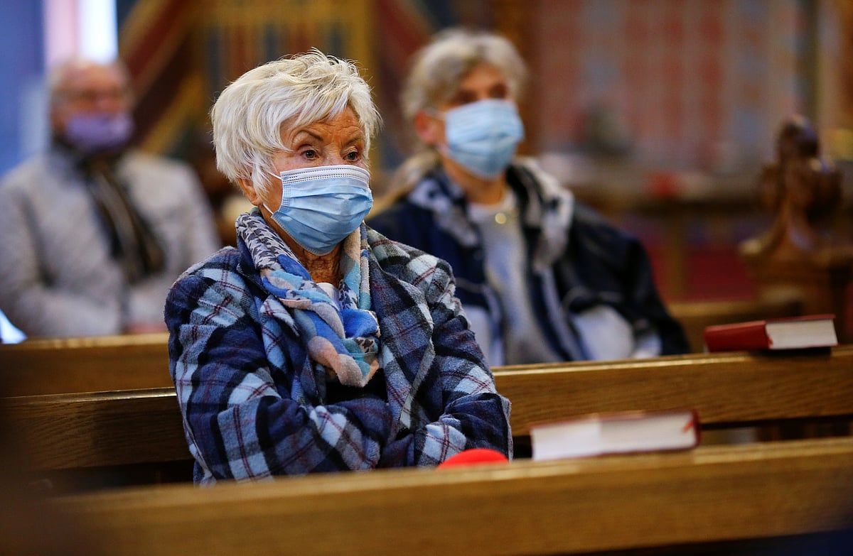 People wearing protective face masks attend the first mass open for believers, after the closing of church services due to the spread of the coronavirus disease (COVID-19), in Kevelaer, Germany 1 May 2020.