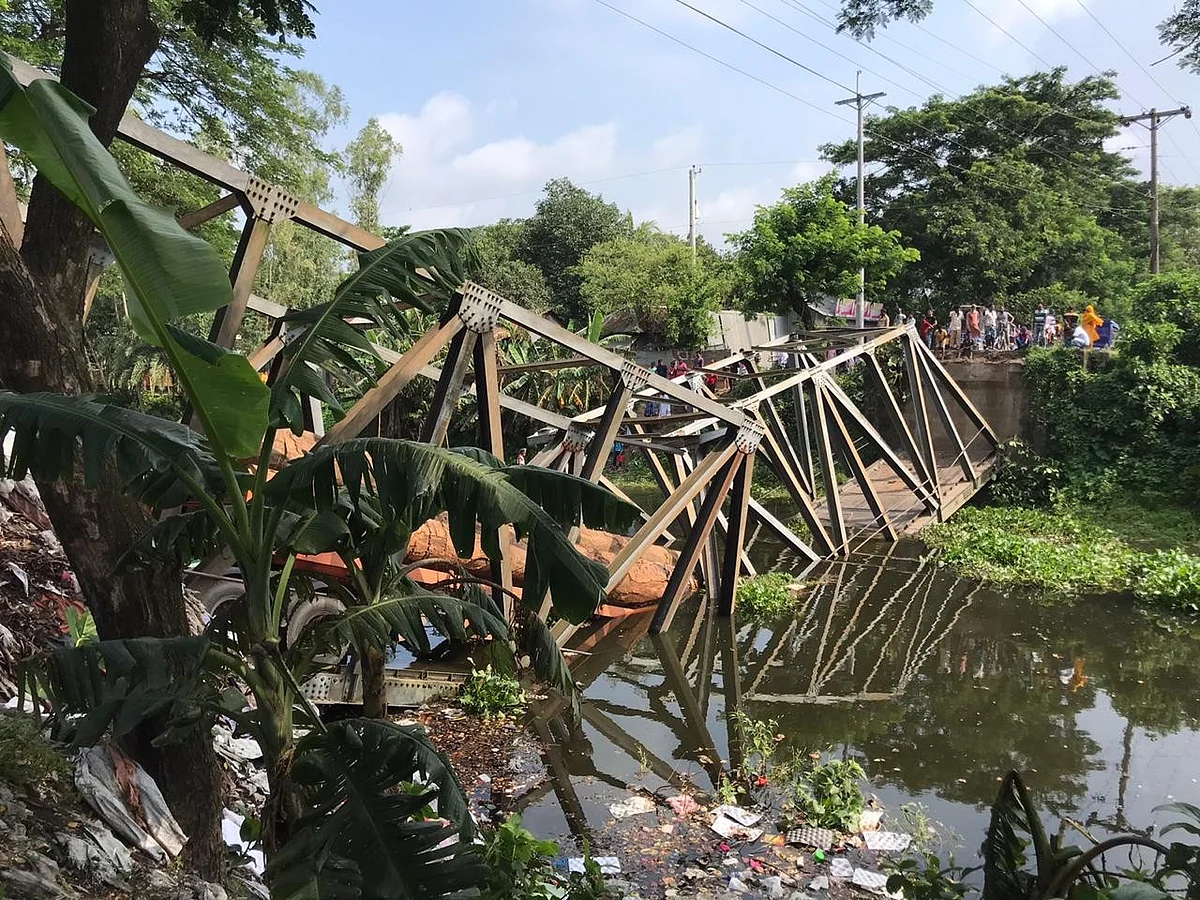 Bailey bridge collapses in Munshiganj
