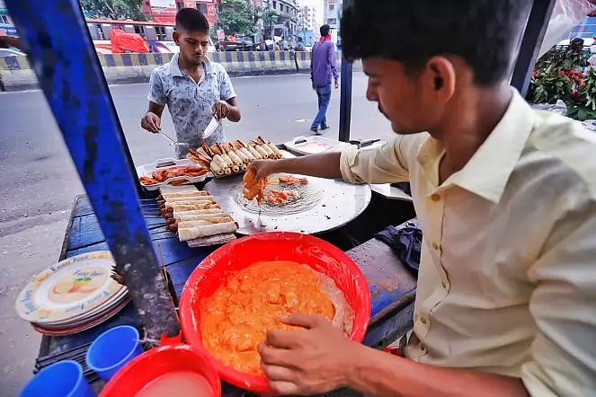 Foods being prepared on a roadside mobile shop without following any health guidelines amid the coronavirus outbreak. Shanir Akhra, Dhaka