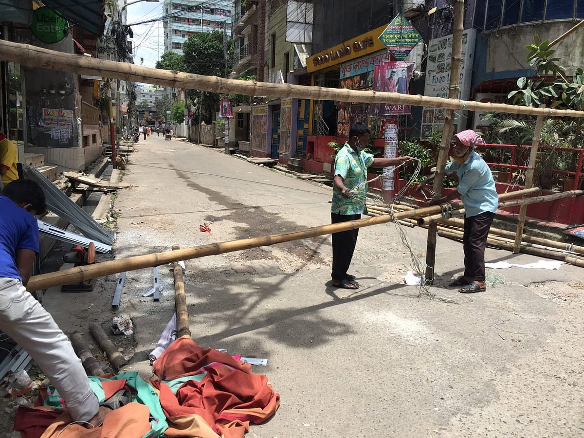 DSCC representatives in coordination with local committee members putting bamboo barricades at all entrances of wari on 3 June, 2020.