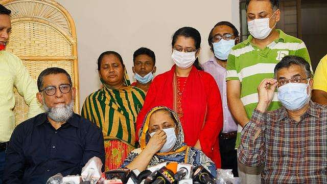RAOWA members called upon retired major Sinha's mother Nasima Akhter at her house in Uttara. She spoke to the media during the visit