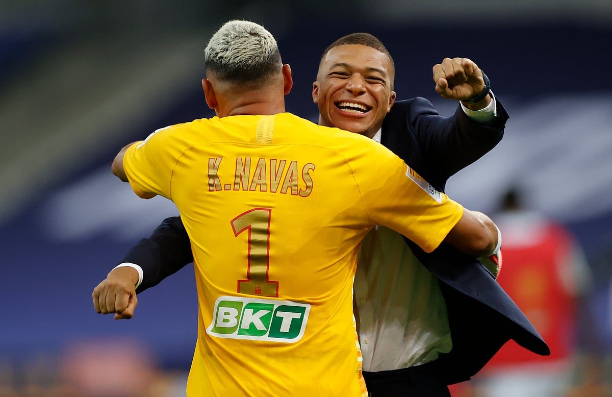 Paris St Germain's Kylian Mbappe celebrates with Keylor Navas.
