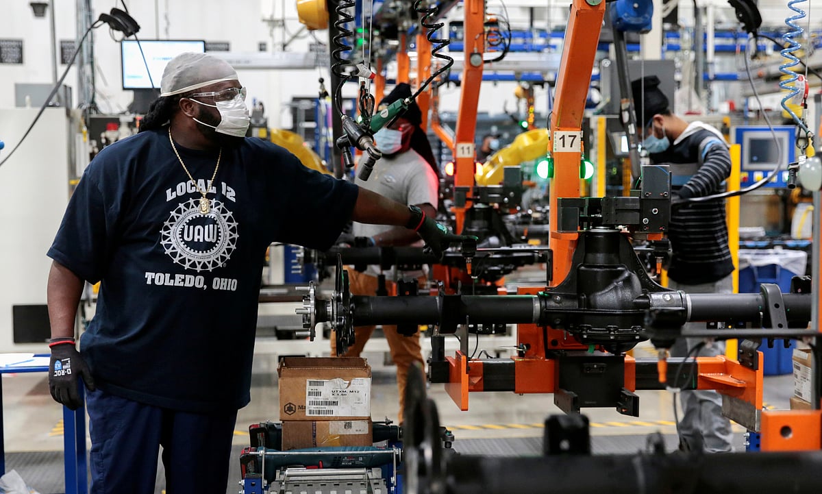 Dana Inc. assembly technicians wear face masks as they assemble axles for automakers, as the auto industry begins reopening amid the coronavirus disease (COVID-19) outbreak, at the Dana plant in Toledo, Ohio, US, on 18 May 2020