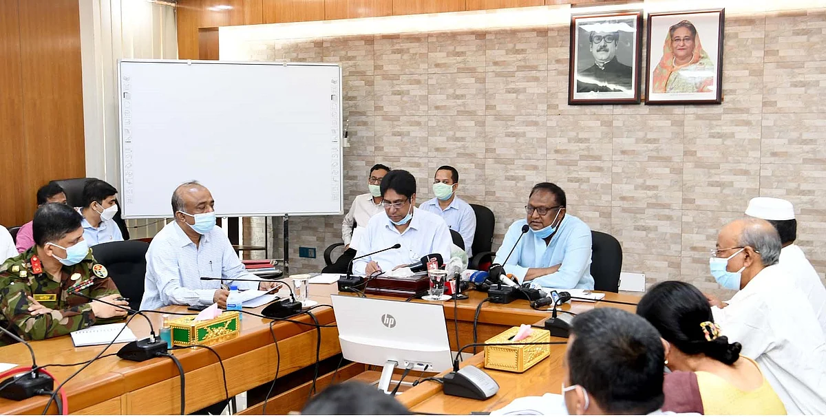 Commerce minister Tipu Munshi speaks at a press conference on the stock, supply and price situation of essential commodities, including onion, at the ministry conference room on 16 September 2020