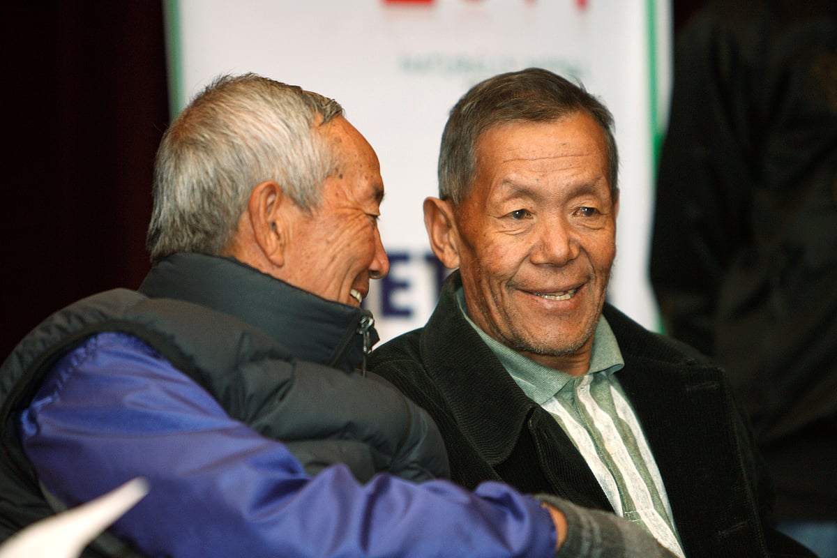 Ang Rita Sherpa (R), who climbed Mount Everest 10 times without the use of supplemental oxygen, talks to Min Bahadur Sherchan, the oldest person to scale Mount Everest, at a news conference in Kathmandu 29 November 2009.