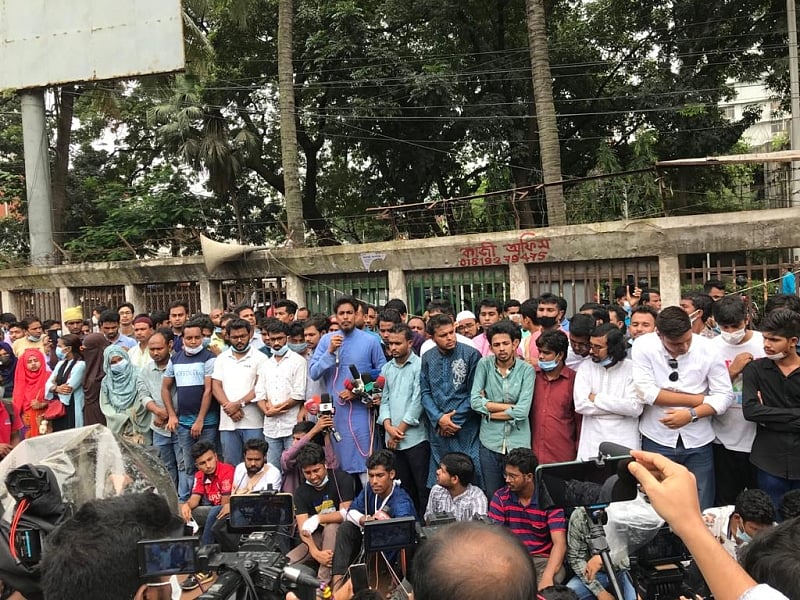 Demonstrators in front of Jatiya Press Club on 22 September demand withdrawal of case against Nur