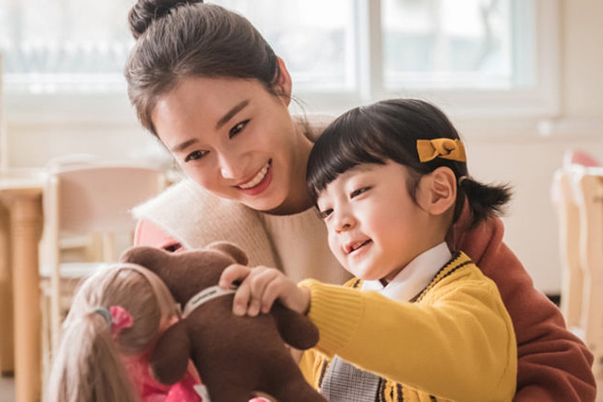 Yu-ri with her daughter Seo-woo
